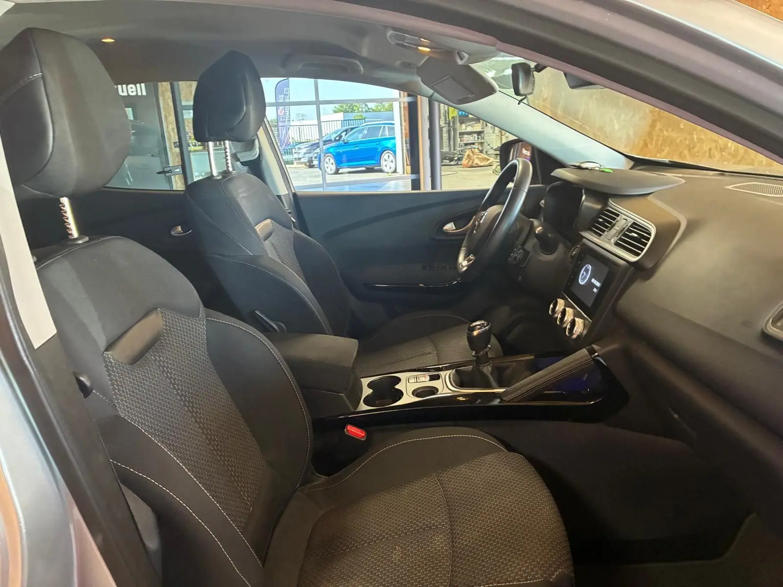Intérieur noir du Renault Kadjar 1.5 BlueDCI 115 Business vu côté gauche, avec console centrale et boîte manuelle.