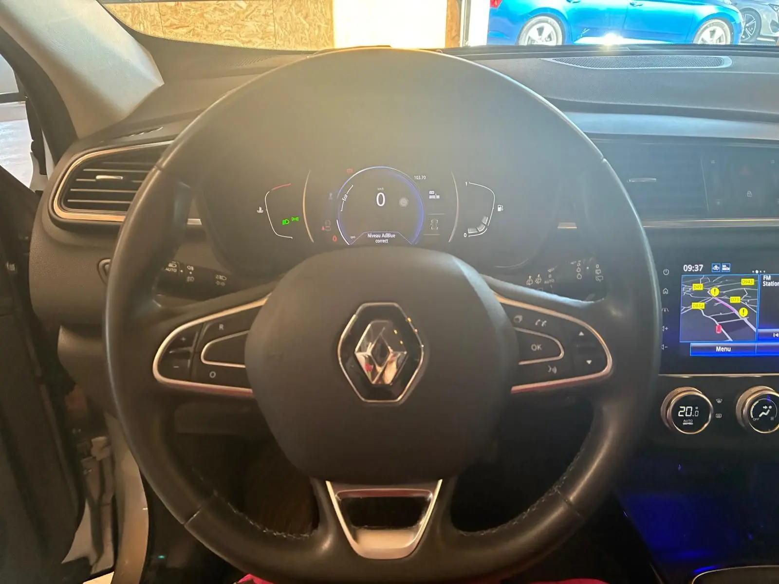Vue intérieure centrée sur le volant noir du Renault Kadjar 2020 avec tableau de bord digital et écran tactile GPS.