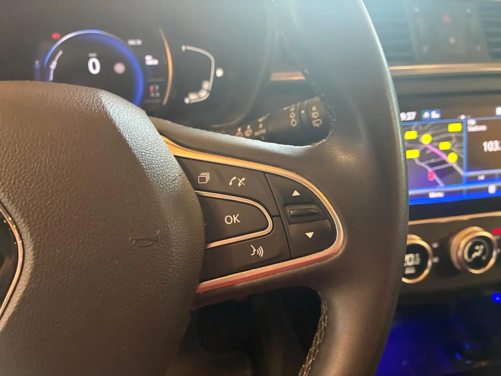 Gros plan sur le volant côté droit du Renault Kadjar 2020 avec commandes intégrées et tableau de bord numérique en arrière-plan.