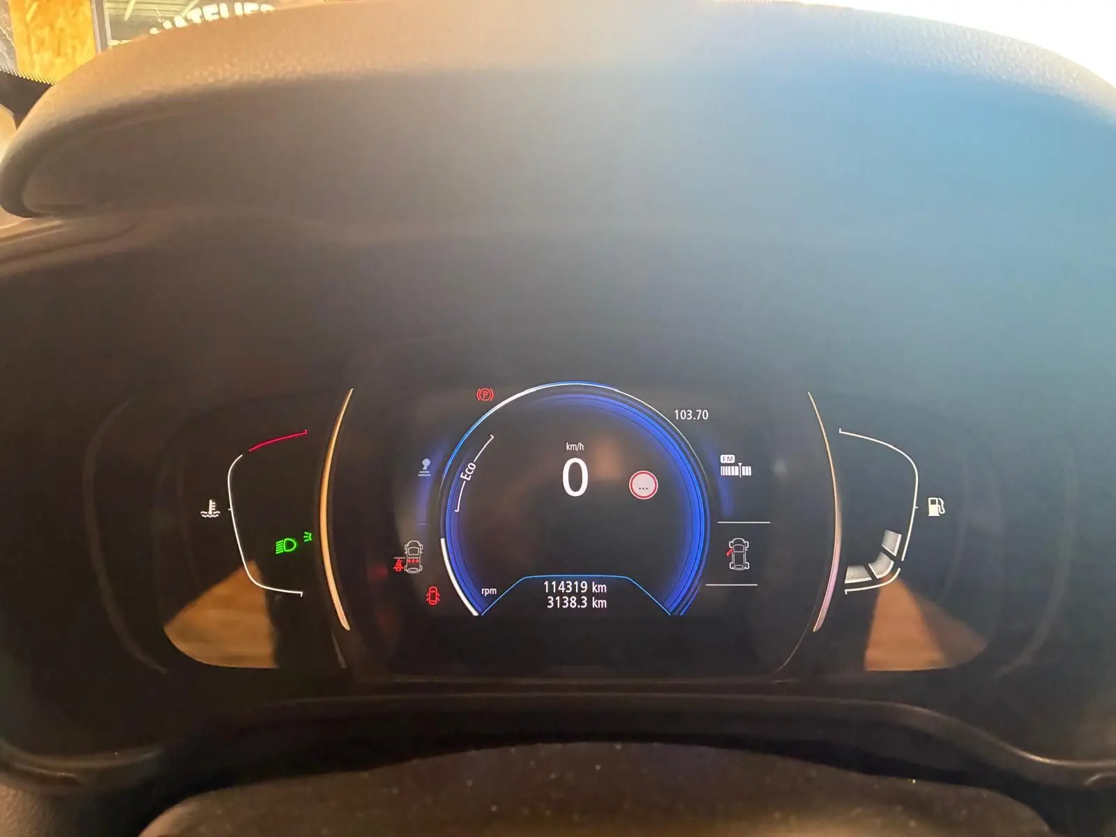 Vue rapprochée du tableau de bord numérique du Renault Kadjar 1.5 BlueDCI 115 Business affichant la vitesse à 0 km/h.