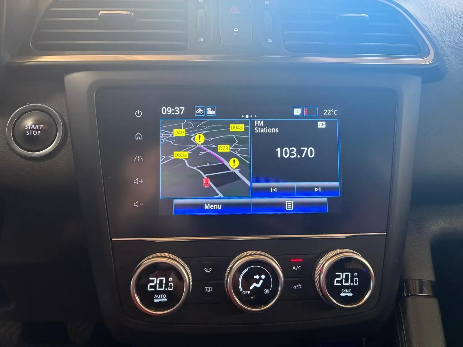 Vue rapprochée de la console centrale du Renault Kadjar gris 2020, avec écran tactile et commandes de climatisation digitales.