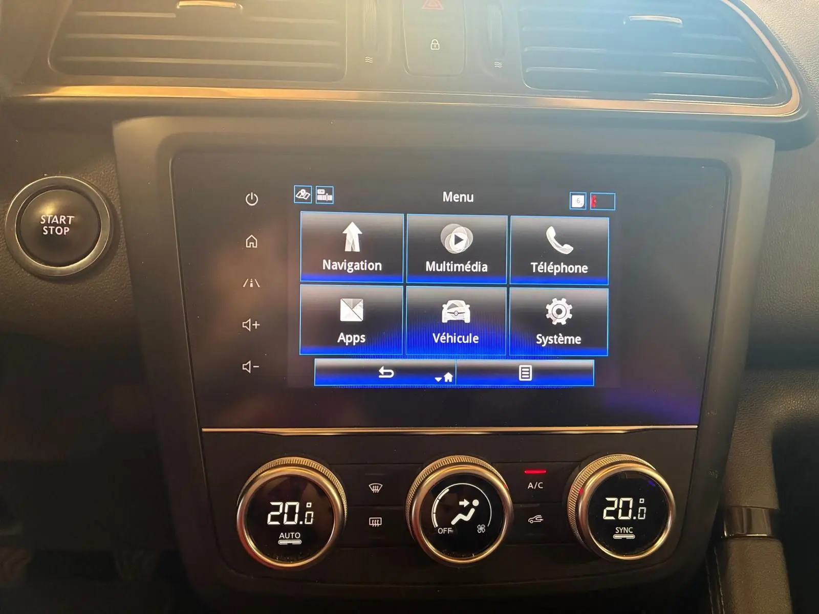 Vue rapprochée de la console centrale du Renault Kadjar 2020 gris, avec écran tactile et commandes de climatisation digitales.