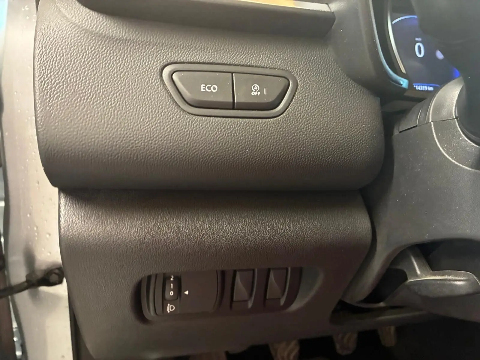Détail des commandes côté gauche du tableau de bord gris foncé du Renault Kadjar 2020 Diesel, avec bouton ECO.
