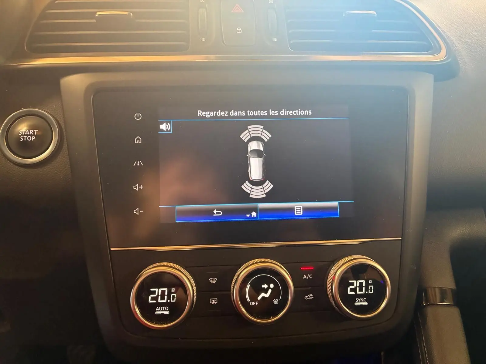 Vue rapprochée de la console centrale du Renault Kadjar 2020 avec écran tactile et commandes de climatisation digitales.