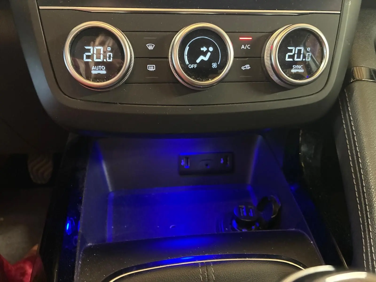 Détail de la console centrale du Renault Kadjar gris 2020, avec commandes climatisation affichant 20°C et éclairage bleu.