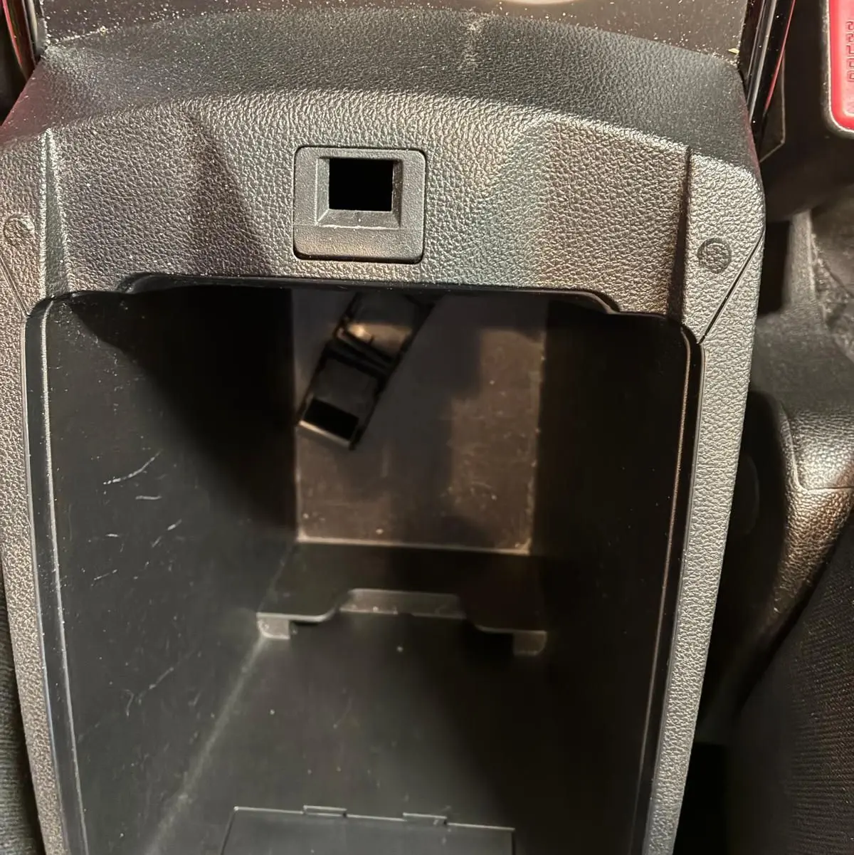 Gros plan intérieur sur le rangement central noir du Renault Kadjar 1.5 BlueDCI 115 Business de 2020.