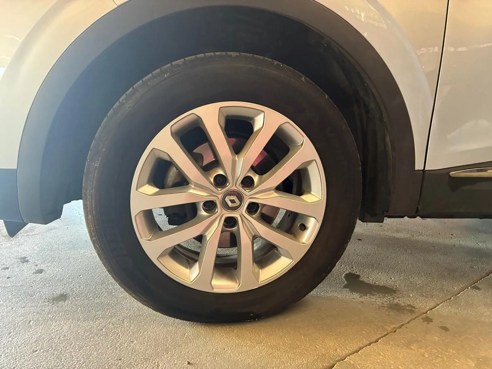 Gros plan sur la roue avant gauche gris clair d’un Renault Kadjar 1.5 BlueDCI 115 Business de 2020.