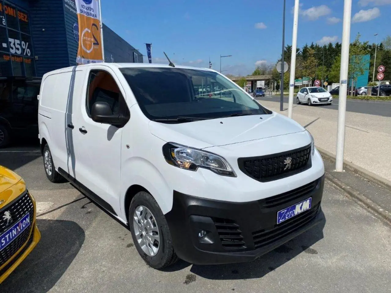 Peugeot Expert Fourgon blanc en 3/4 avant droit, avec calandre noire et pare-chocs avant noir mat.