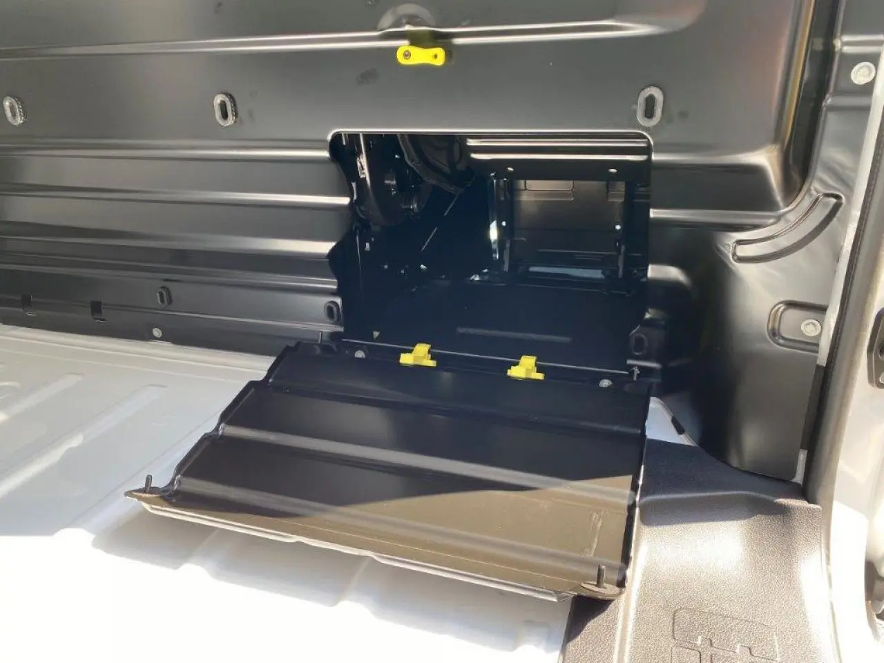 Coffre de rangement ouvert dans l’espace de chargement du Peugeot Expert Fourgon blanc, vue intérieure côté droit.