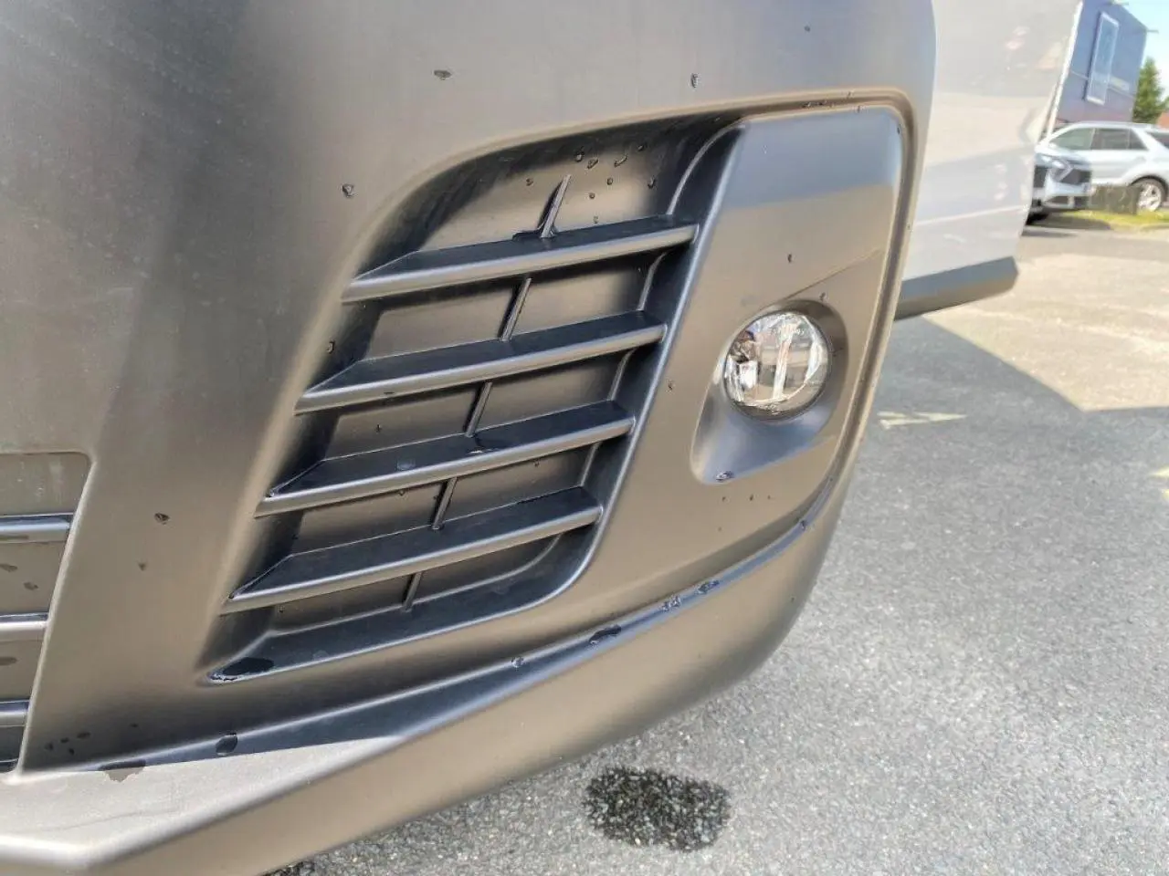 Gros plan sur le projecteur antibrouillard avant droit du Peugeot Expert Fourgon blanc 2023.