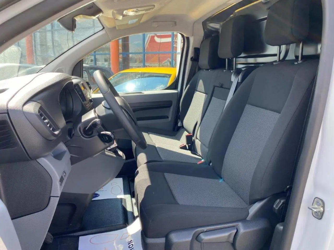 Intérieur du Peugeot Expert Fourgon blanc 2023, vue côté conducteur montrant la banquette passager Moduwork deux places.