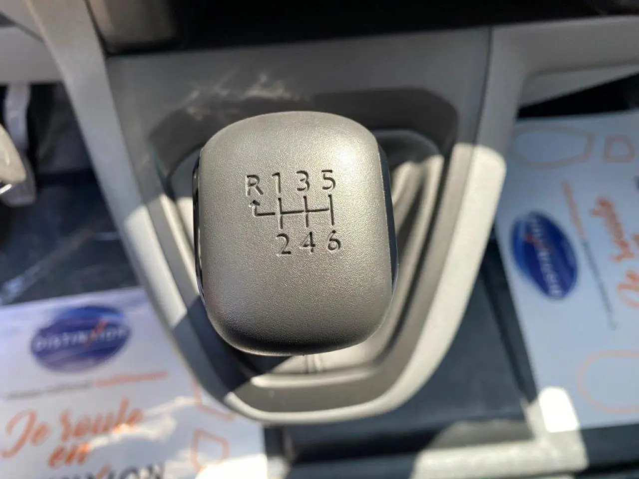 Gros plan sur le levier de vitesses manuel 6 rapports du Peugeot Expert Fourgon blanc de 2023.