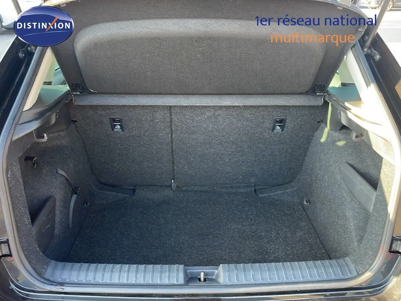 Coffre ouvert d'une Skoda Kamiq 2024 noir magique métal, montrant l'espace de chargement intérieur vide.