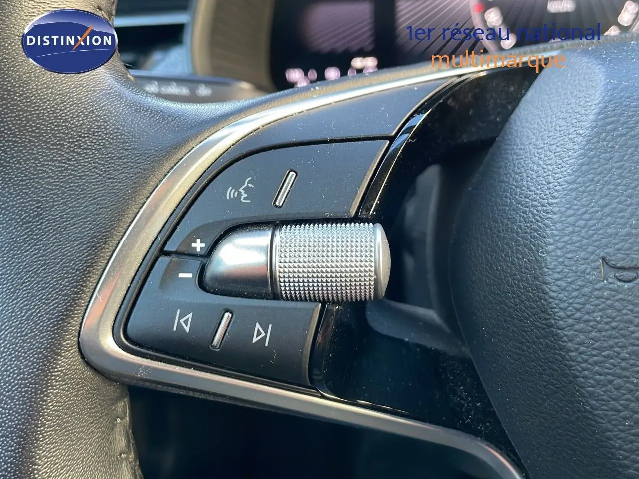 Gros plan sur les commandes audio au volant du Skoda Kamiq 2024 noir magique métal, côté gauche du volant.