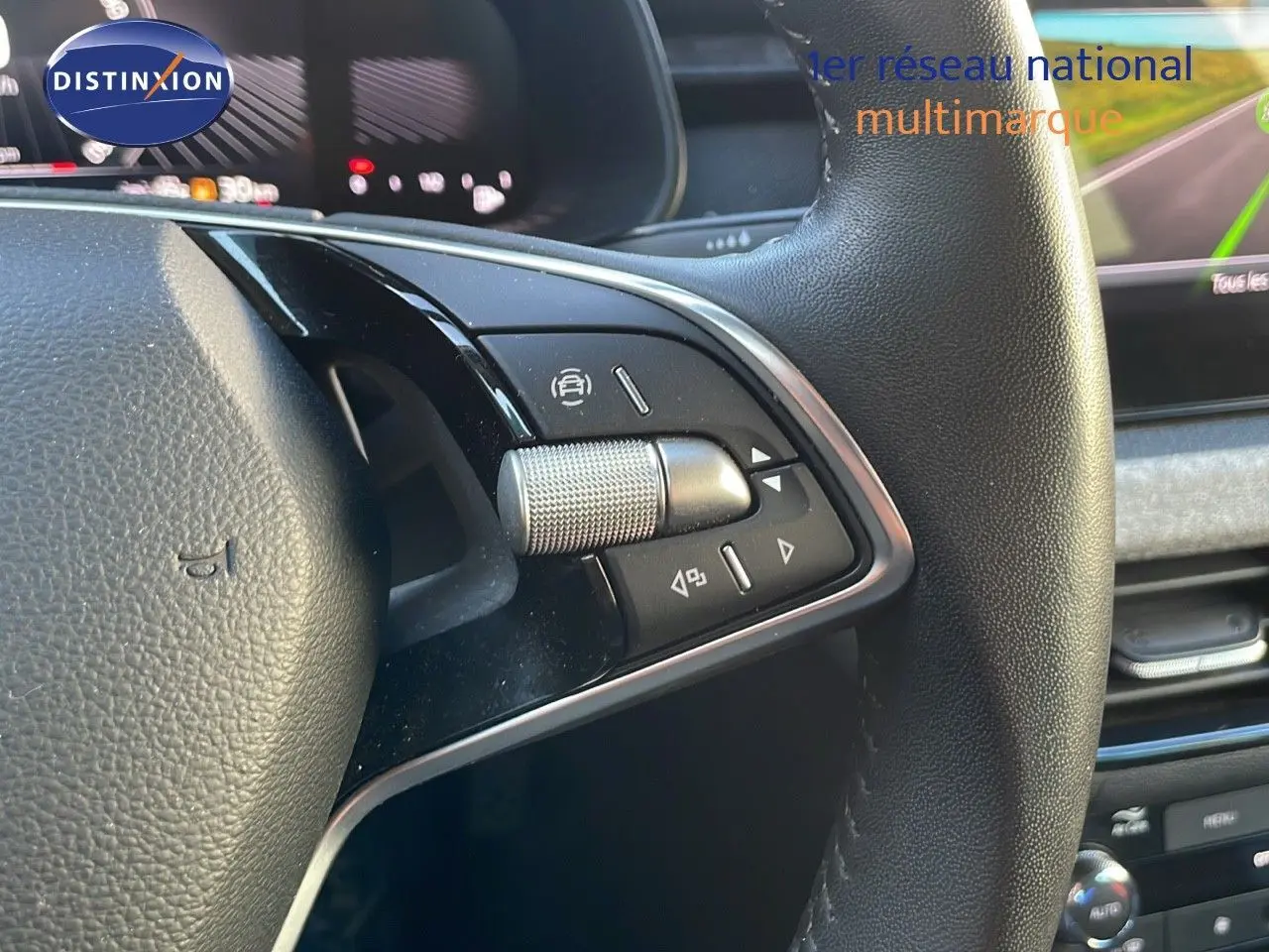 Gros plan sur les commandes au volant du Skoda Kamiq 2024, finition noire, avec molette et boutons intégrés.