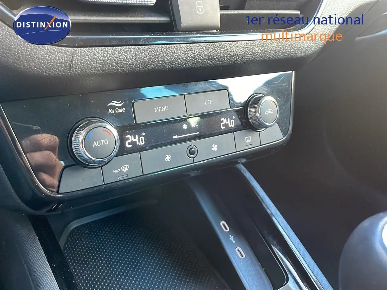 Tableau de bord et console centrale du Skoda Kamiq 2024 avec climatisation automatique affichant 24°C, prise USB visible.