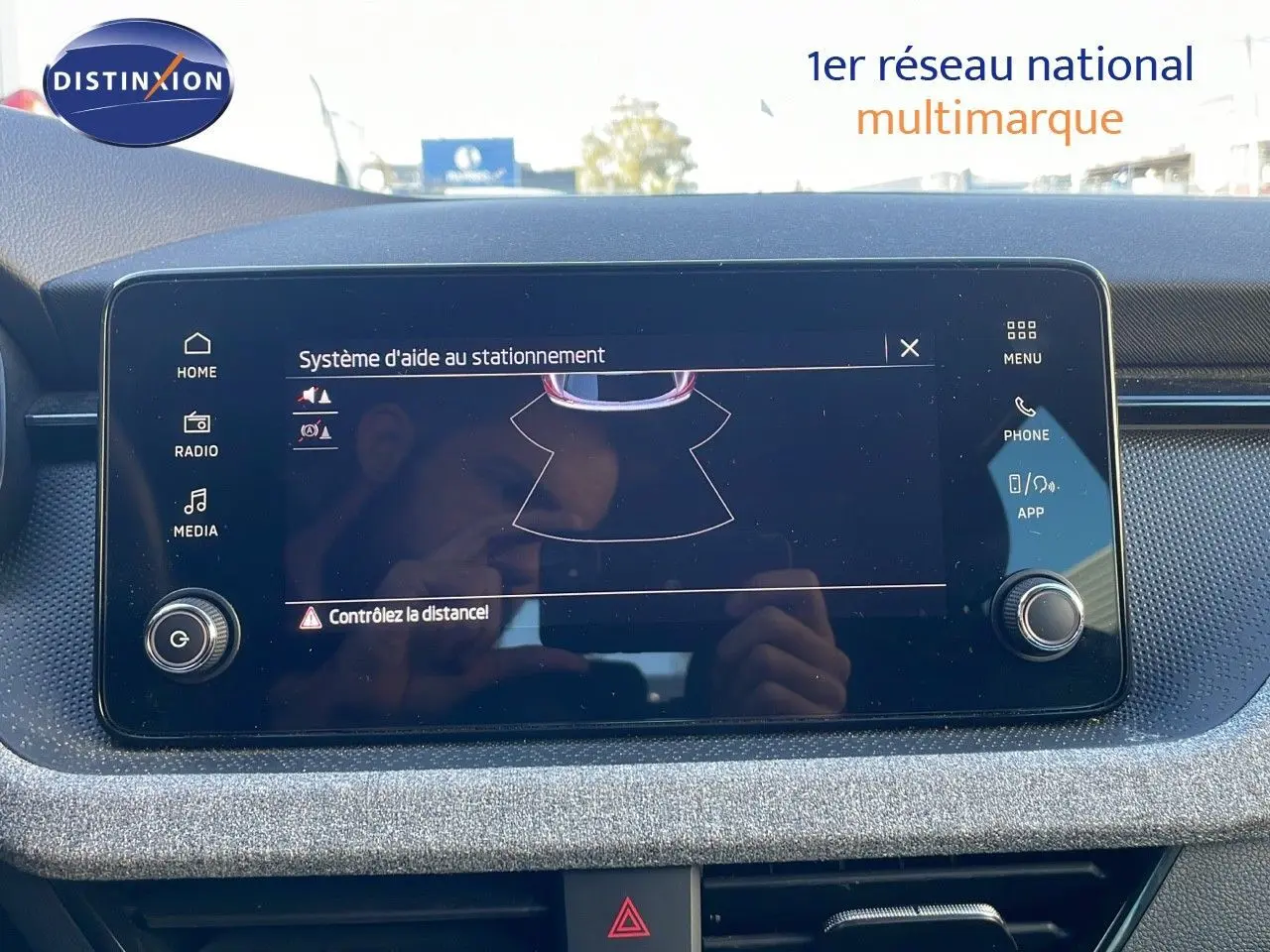 Écran tactile du système d'aide au stationnement dans l'habitacle d'une Skoda Kamiq noir magique métal 2024.