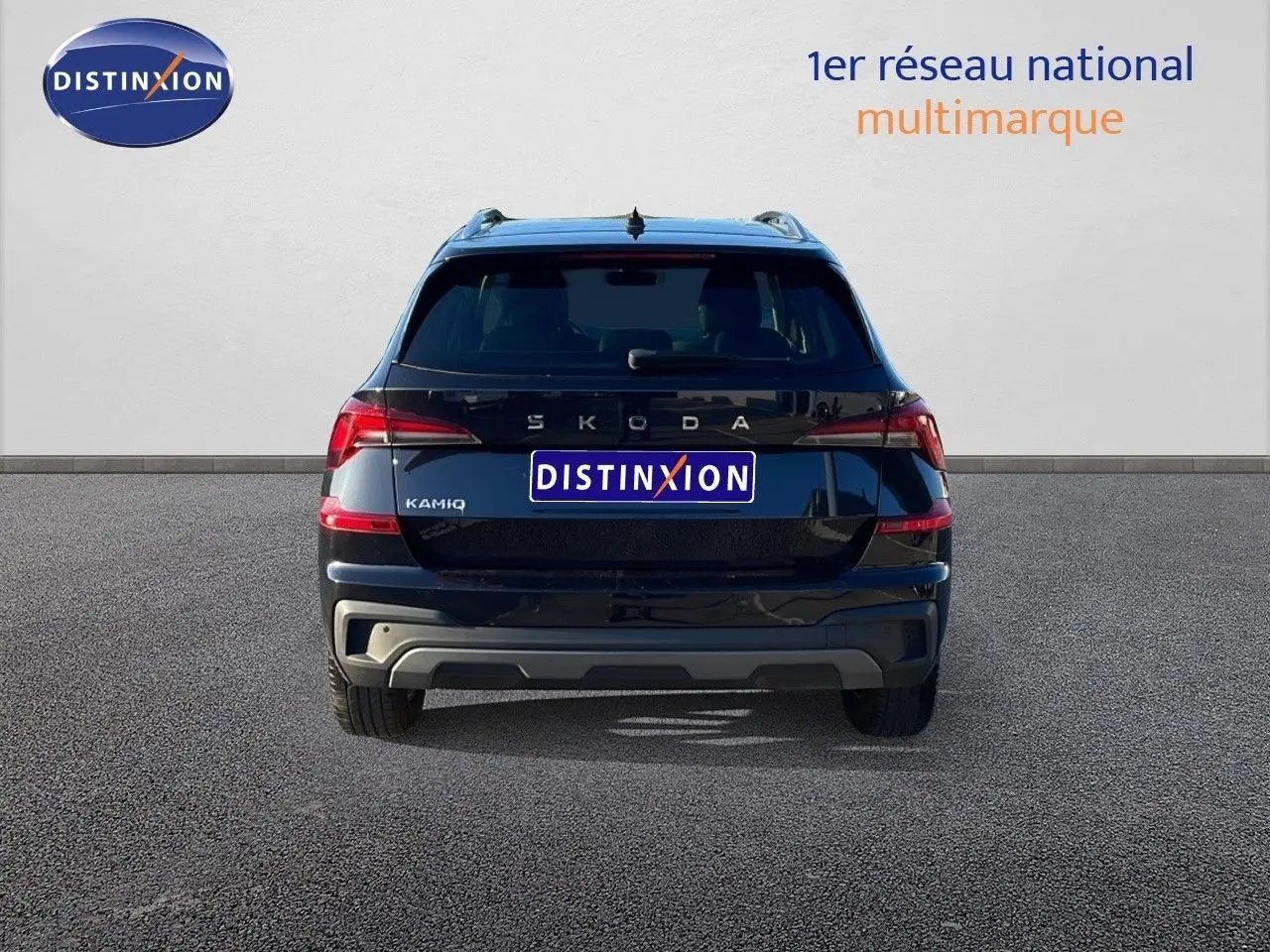 Vue arrière d'un Skoda Kamiq noir magique métal 2024 avec feux LED et hayon cinq portes visible sur fond neutre.
