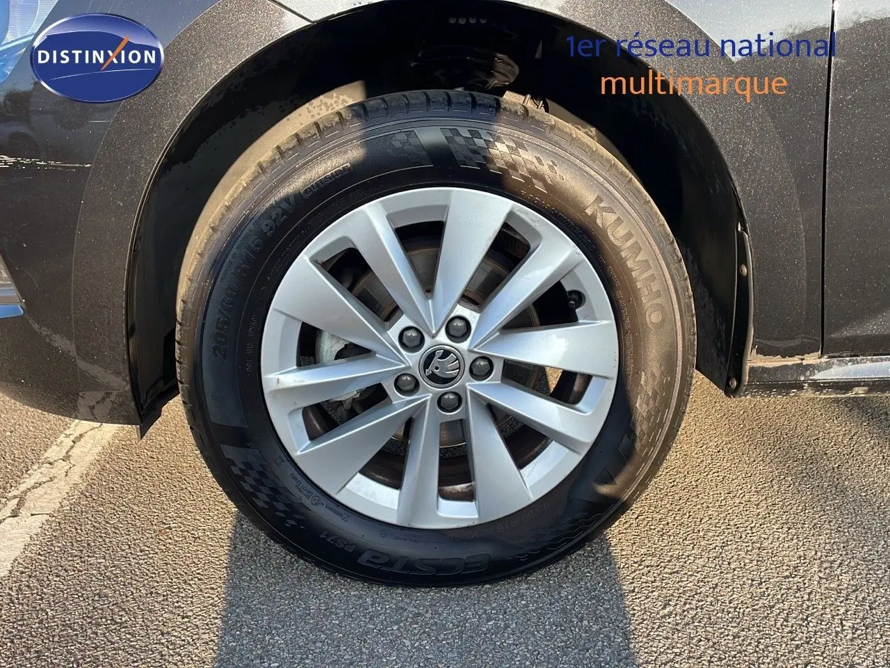 Gros plan sur la roue avant gauche du Skoda Kamiq noir magique métal avec jante alliage 16 pouces.