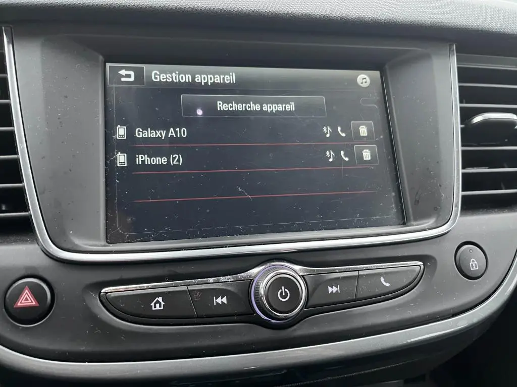 Écran tactile central de l’Opel Crossland 2021 affichant la gestion des appareils Bluetooth dans un intérieur noir.