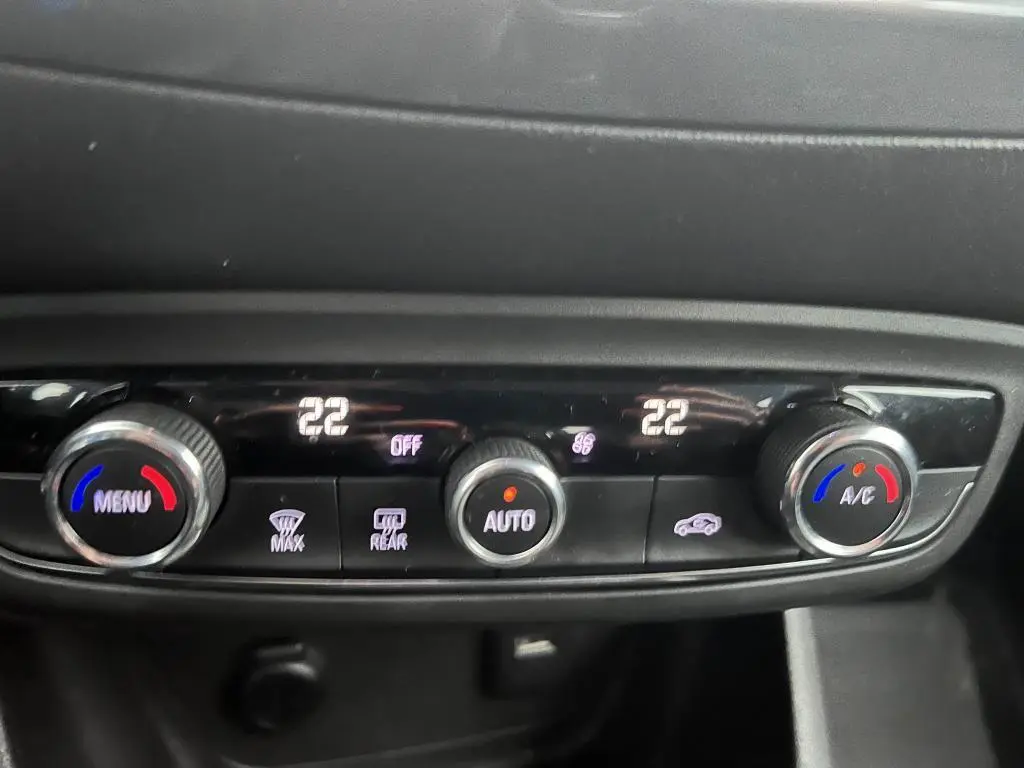 Panneau de commande de la climatisation automatique bi-zone de l'Opel Crossland bleu clair, affichant 22 degrés.