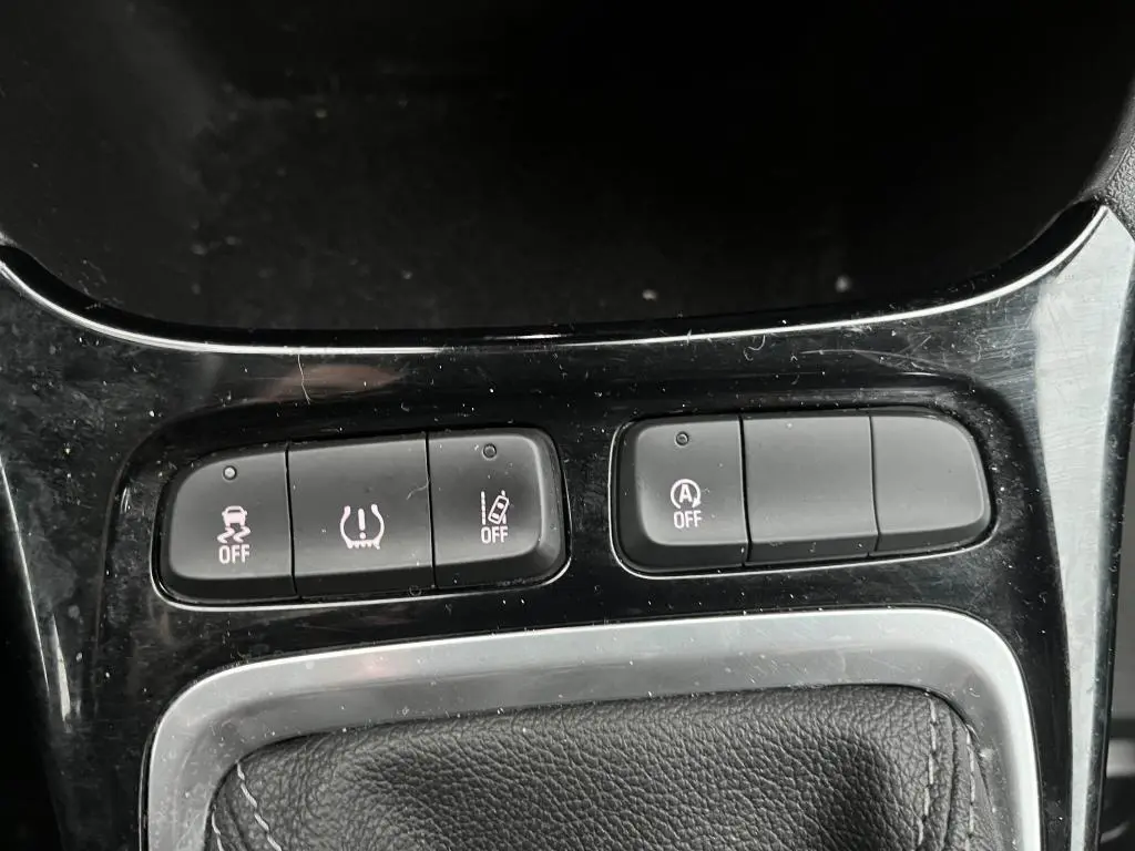 Gros plan sur les boutons de commande de sécurité et d'arrêt automatique du moteur de l'Opel Crossland 2021.