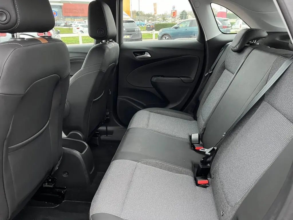 Vue intérieure de la banquette arrière en tissu gris et cuir noir de l'Opel Crossland 2021, côté droit.