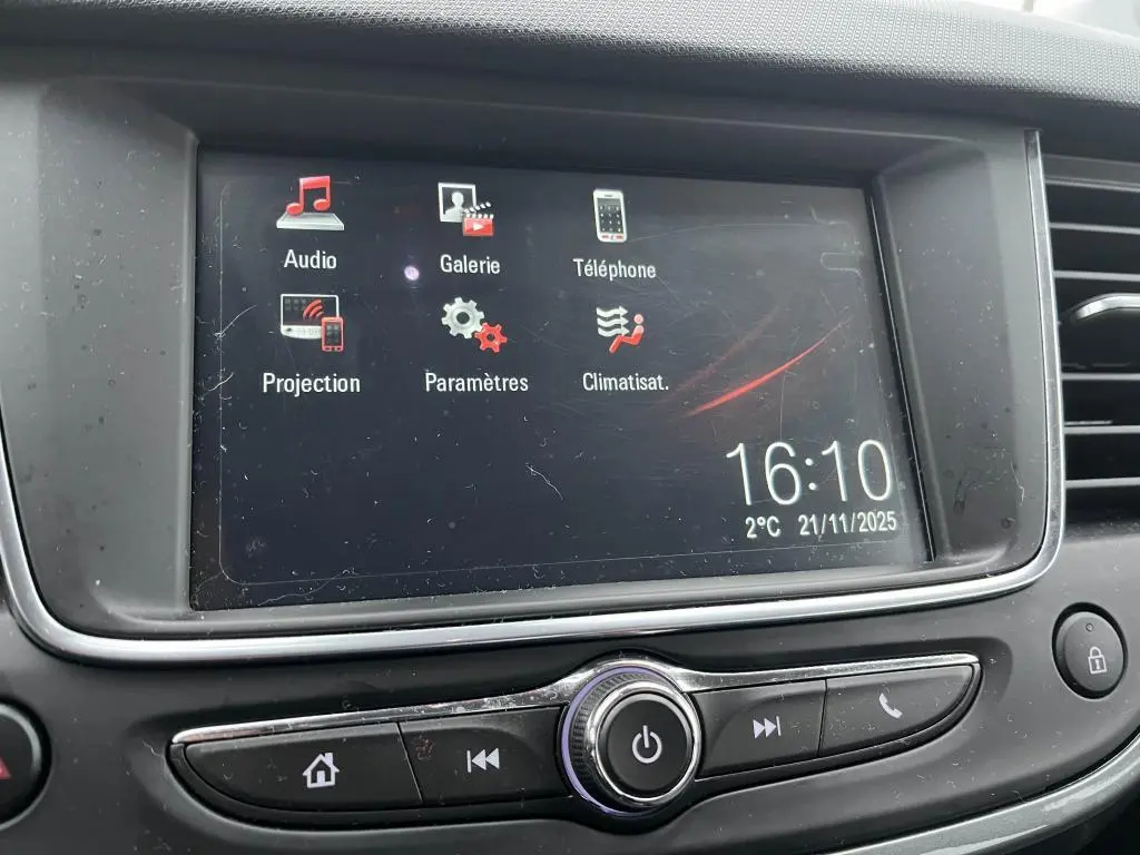 Écran tactile central de l'Opel Crossland 2021 affichant les options audio, galerie, téléphone et climatisation.