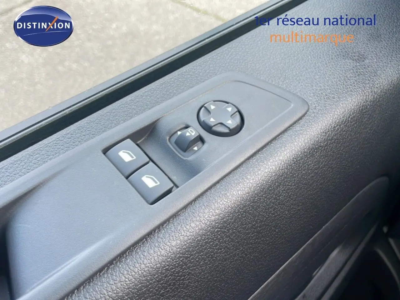 Détail des commandes de réglage des rétroviseurs et vitres côté gauche du Citroën Jumpy gris titane.