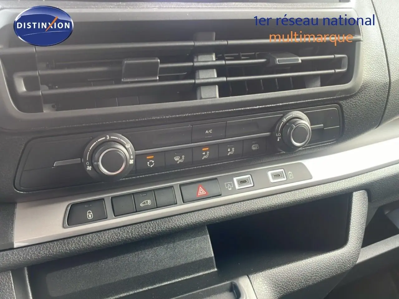Détail du tableau de bord noir du Citroën Jumpy 2025, avec commandes de climatisation et ports USB visibles.