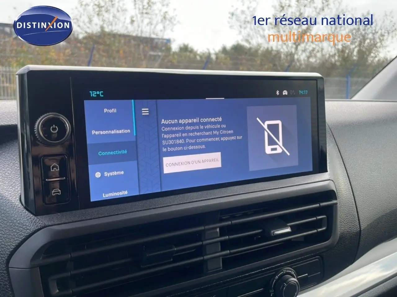 Vue intérieure du tableau de bord du Citroën Jumpy 2025, écran tactile central affichant les options de connectivité.