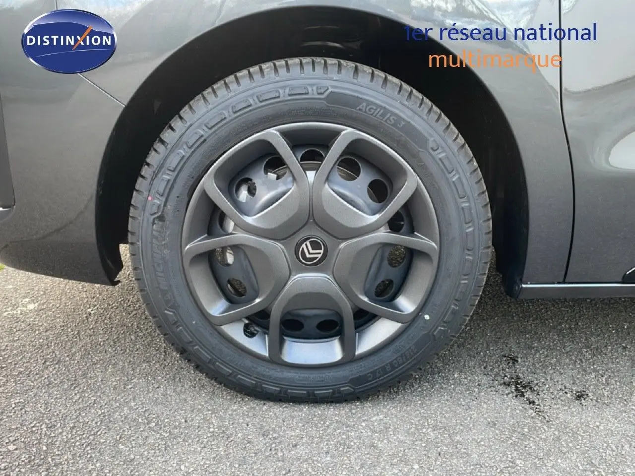 Gros plan sur la roue avant gauche gris titane métal du Citroën Jumpy Van Long L3 2025 avec jante spécifique.