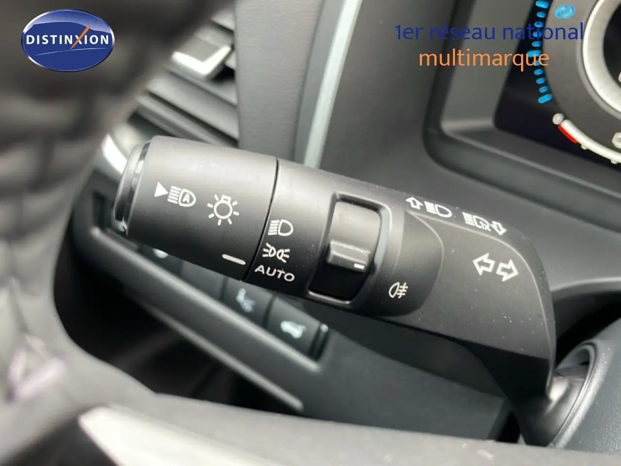 Gros plan sur la commande des feux et clignotants du Nissan Qashqai 2025, intérieur noir.