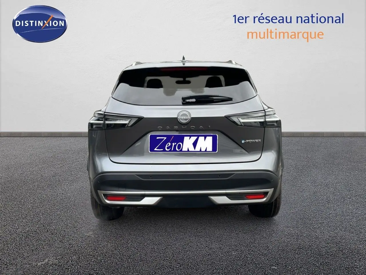 Vue arrière d'un Nissan Qashqai gris squale métal 2025, avec feux LED et logo e-Power bien visibles.