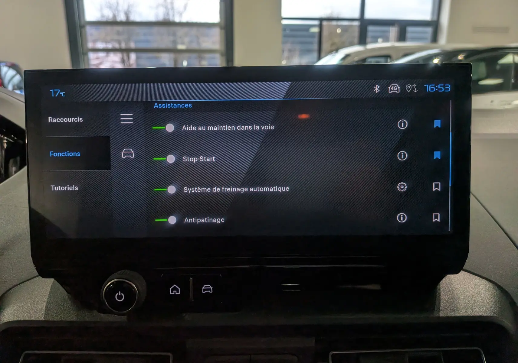 Écran tactile du tableau de bord du Peugeot Rifter 2025 affichant les assistances à la conduite activées.