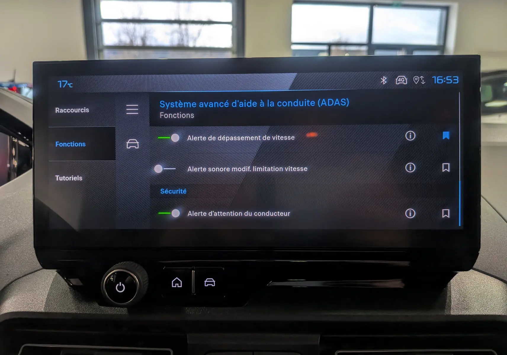 Écran tactile central du Peugeot Rifter 2025 affichant les réglages du système avancé d’aide à la conduite, intérieur noir.
