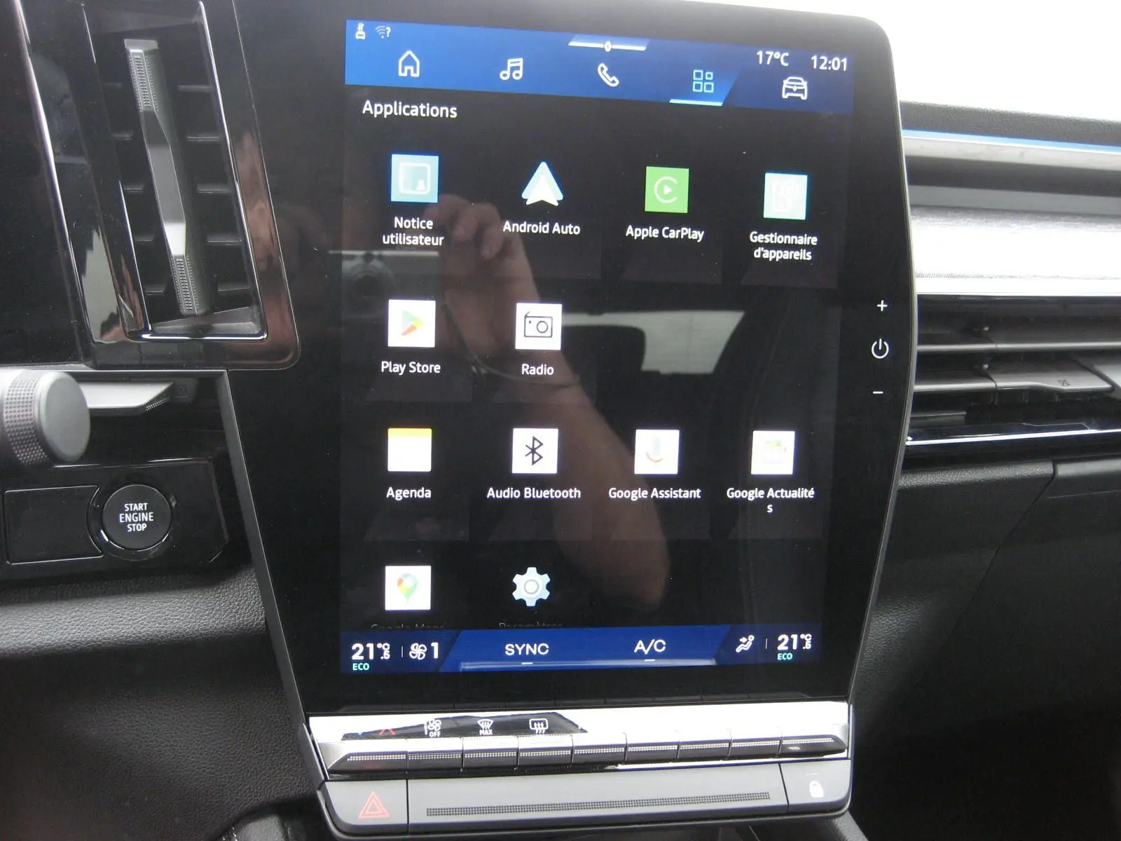 Écran tactile central du Renault Austral 2025 affichant les applications connectées, avec bouton Start Engine Stop à gauche.