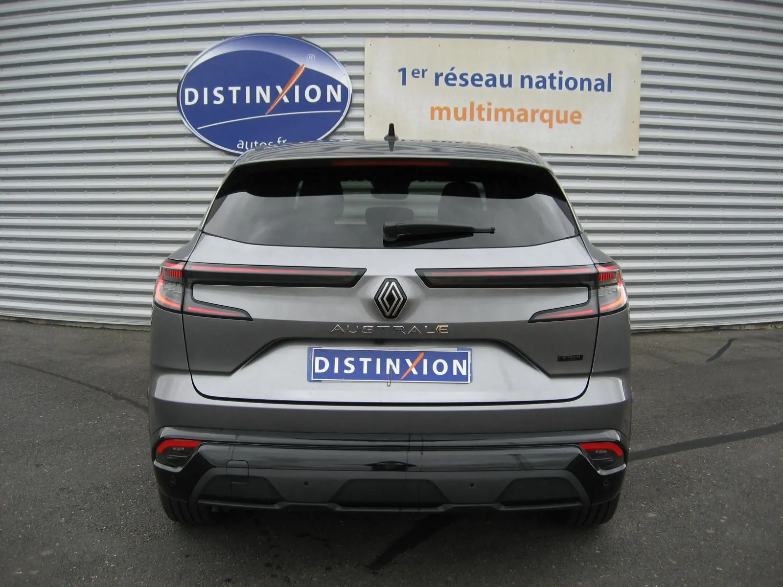 Vue arrière d'un Renault Austral gris 2025 avec feux LED horizontaux et logo central distinctif.