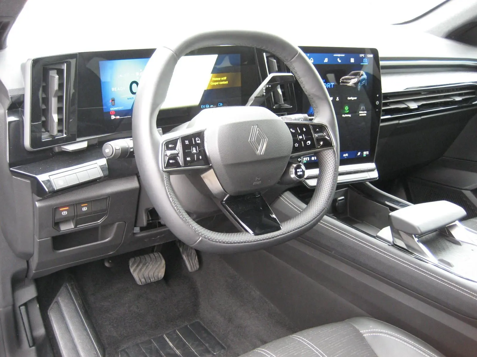 Vue intérieure du tableau de bord et volant du Renault Austral 2025, avec écran tactile et finitions noires modernes.