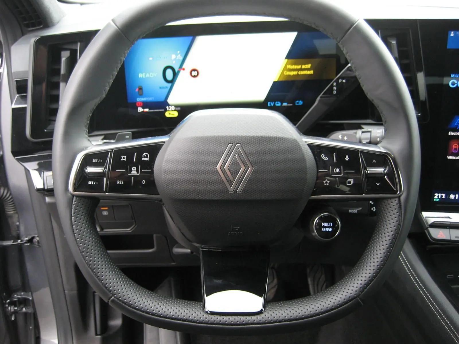 Vue rapprochée du volant en cuir noir du Renault Austral 2025 avec commandes intégrées et tableau de bord numérique.