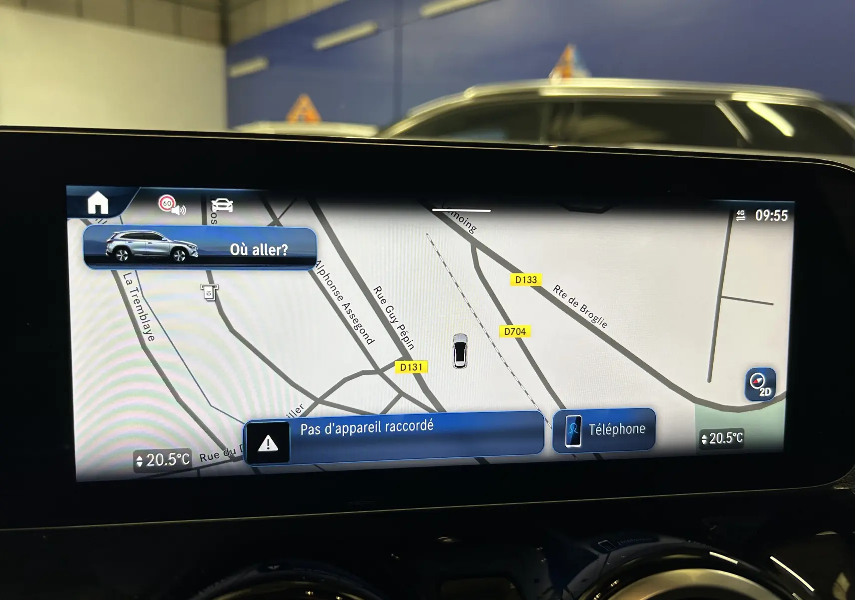 Écran central du GPS d'une Mercedes GLA 200 D AMG Line 2024 avec vue carte et interface tactile.