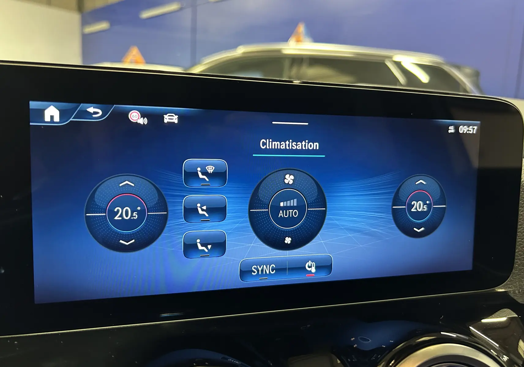 Écran tactile intérieur affichant la climatisation automatique réglée à 20,5°C dans un Mercedes GLA 200 D AMG Line 2024.