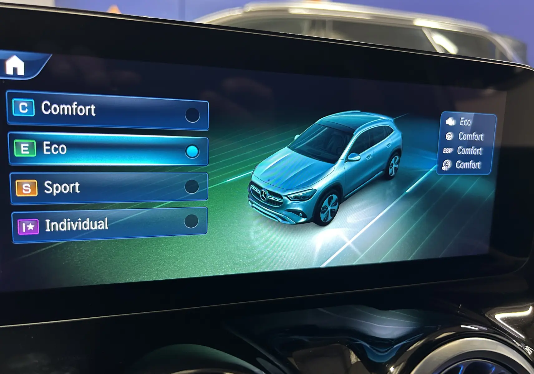 Affichage intérieur montrant un Mercedes GLA 200 D AMG Line argent high-tech en vue 3/4 avant sur l'écran tactile.