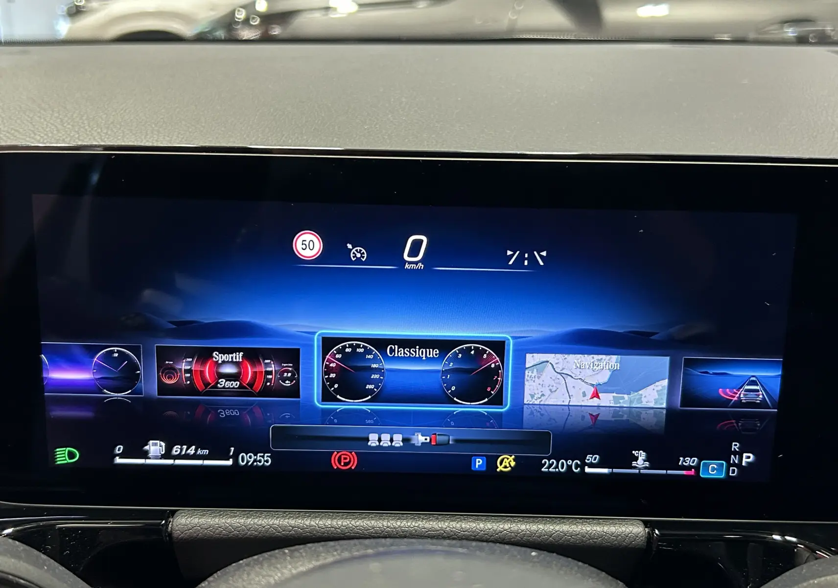 Affichage numérique du tableau de bord du Mercedes GLA 200 D AMG Line 2024, mode classique sélectionné, interface bleue.