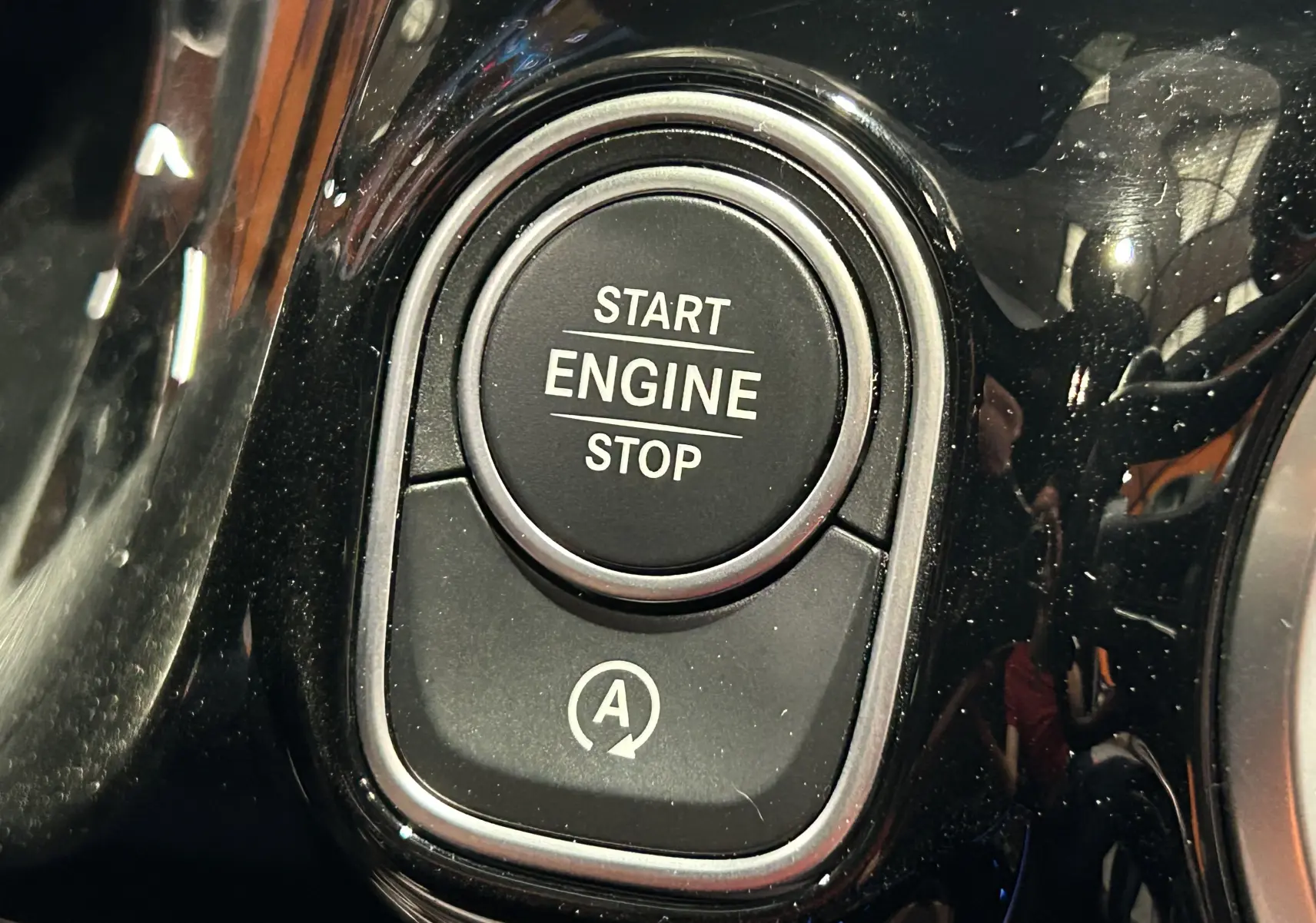 Bouton démarrage moteur noir en gros plan dans l'habitacle d'une Mercedes GLA 200 D AMG Line 2024