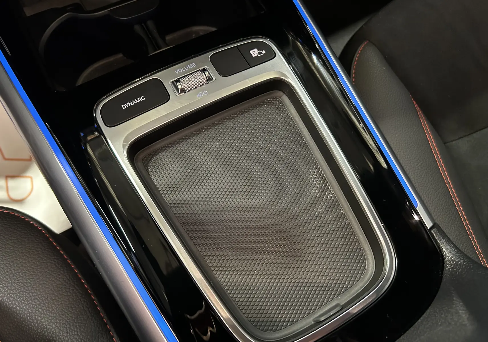 Gros plan sur la console centrale du Mercedes GLA 200 D AMG Line 2024 avec surface antidérapante et commandes Dynamic et volume.