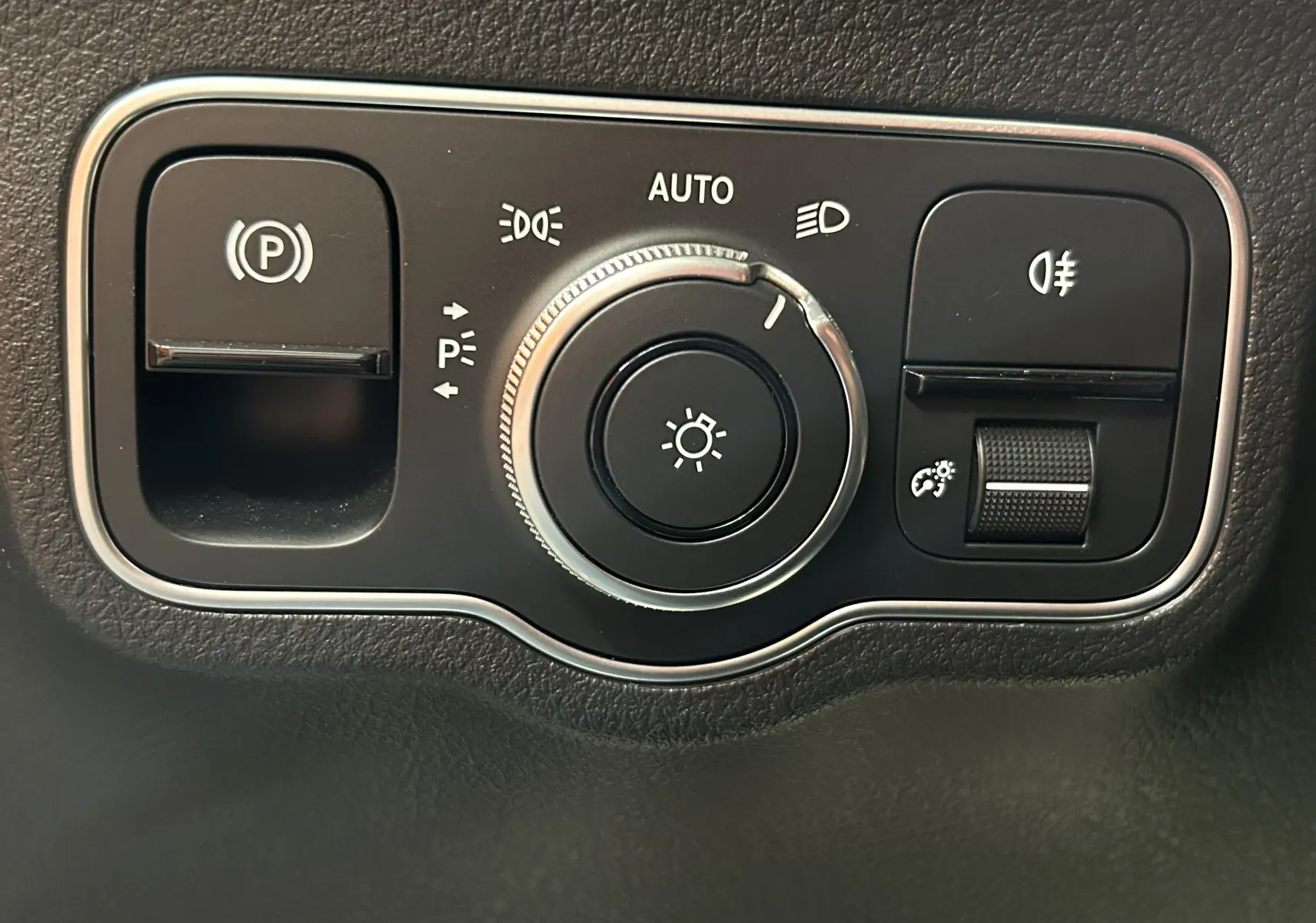 Commande d'éclairage intérieur du Mercedes GLA 200 D AMG Line 2024 en gros plan sur tableau de bord noir.