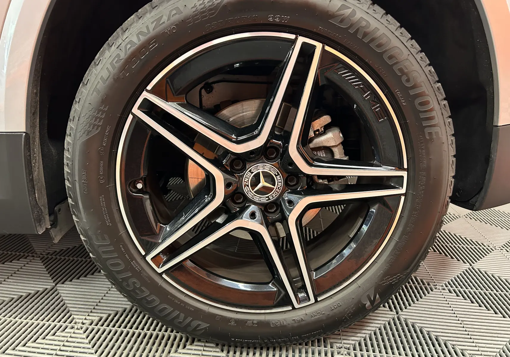 Gros plan sur la jante AMG noire et argentée de 19 pouces du Mercedes GLA 200 D 8G-DCT AMG Line argent High-tech.