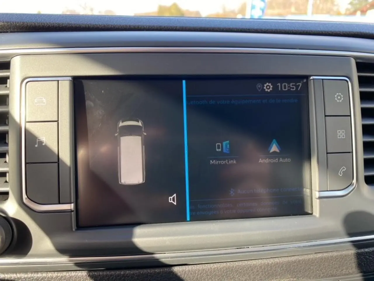 Écran central du Peugeot Expert Fourgon blanc banquise 2023 montrant l'interface MirrorLink et radars de recul.