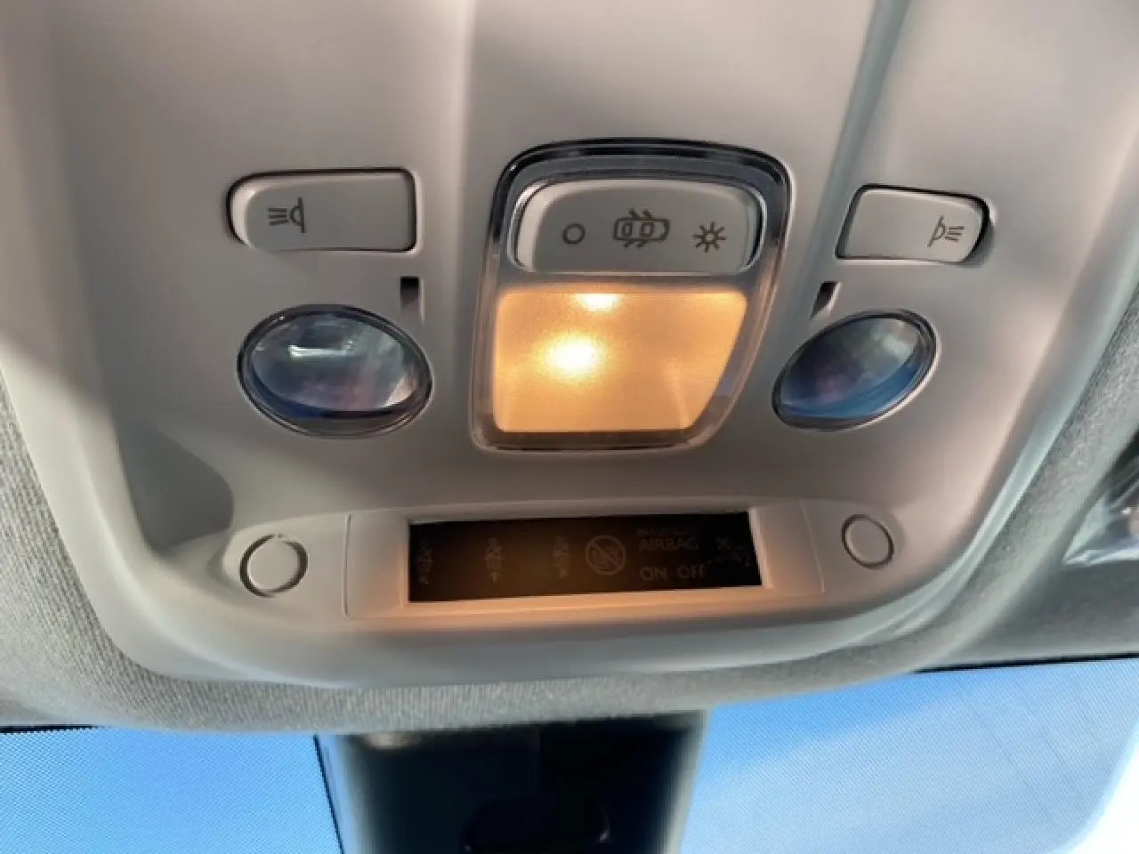 Plafonnier intérieur allumé avec commandes d’éclairage et indicateur airbag du Peugeot Expert Fourgon blanc banquise.